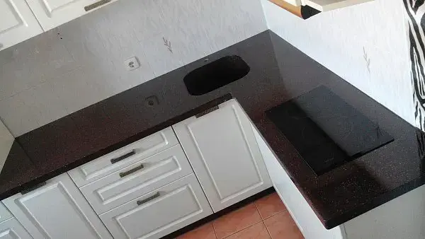 Белая угловая кухня с темной столешницей фото №1 Белая угловая кухня с темной столешницей - фото 1