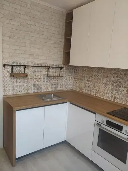 Угловая кухня под дерево 379 фото №1 Угловая кухня под дерево с белыми фасадными дверцами - фото 1