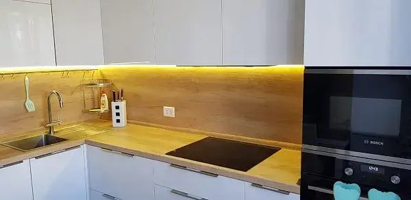 Кухня под заказ 332 КУхонный фартук под дерево с подсветкой