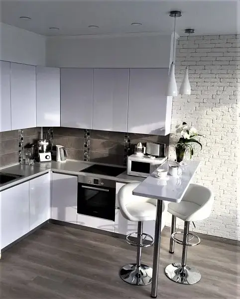 Барная белая стойка в кухонном интреьере фото №1 Барная белая стойка в кухонном интреьере - фото 1