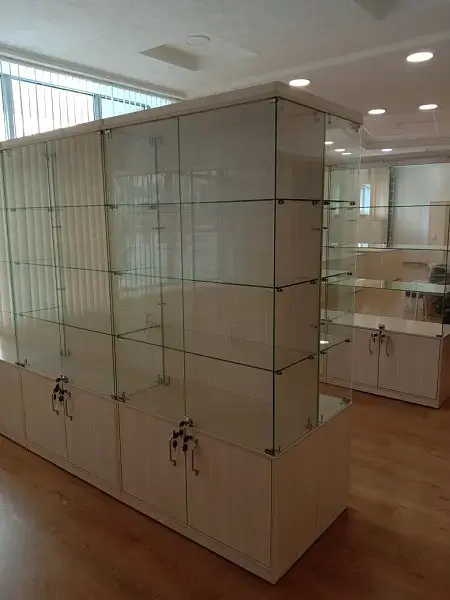 Витрина для салона красоты фото №1 Витрина для салона красоты на заказ - фото 1