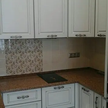 Белая угловая кухня 232 Белая угловая кухня с коричневой столешницейфото №1