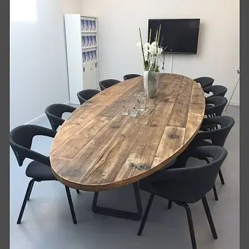 Стол под дерево со стульями Стол под дерево со стульями mebel-dlya-peregovornykh-16